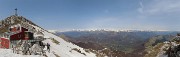 39 Al Rif. Azzoni (1860 m) con vista sulla croce dik Punyta Cermenati  (1875 m) e panoramica